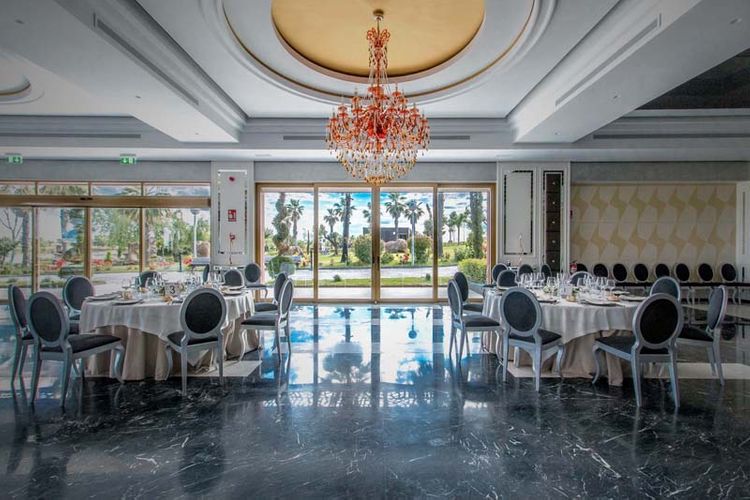 Palmeral Resort salón con mesas